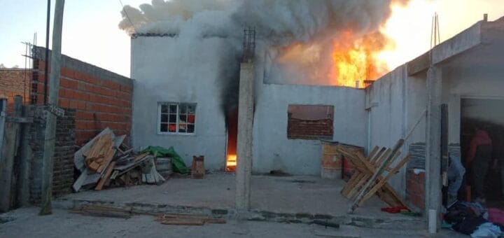 alt="Una de las cuatro viviendas afectadas por un incendio en el barrio Benito Legerén"
