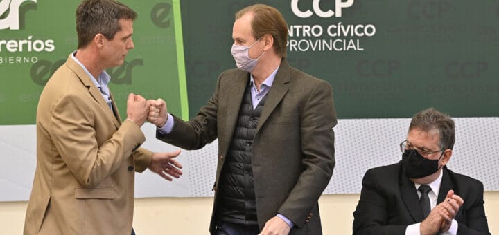 alt="Cresto, Bordet y Francolini durante el acto en que se licitaron obras viales y educativas y se firmaron convenios para saneamiento y agua potable"