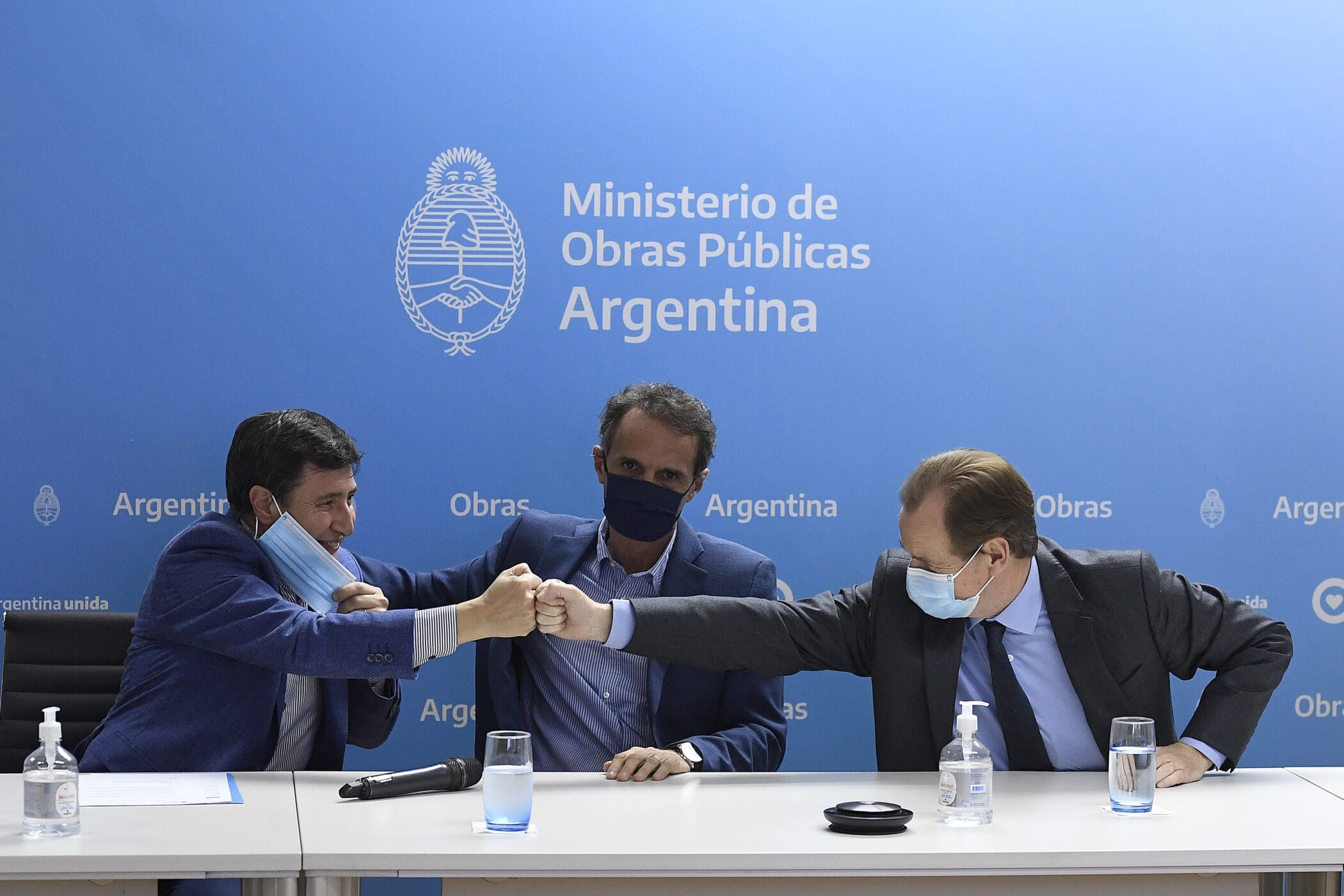 alt="El gobernador Gustavo Bordet firmó un convenio con los ministros de Obras Públicas, Gabriel Katopodis, y de Desarrollo Social de la Nación, Daniel Arroyo, para la construcción de 18 Centros de Desarrollo Infantil, en 16 localidades"