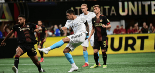 alt="en la imagen puede verse a gustavo bou tras patear para convertir el gol del triunfo"