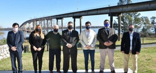 alt="Integrantes de la CARU se reunieron con los intendentes de Concordia y Salto (Uruguay)"