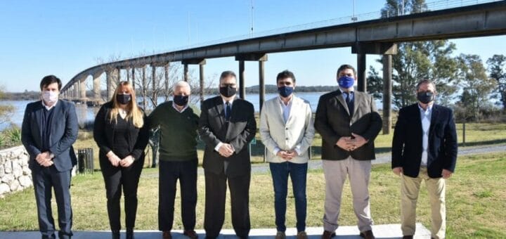 alt="Integrantes de la CARU se reunieron con los intendentes de Concordia y Salto (Uruguay)"