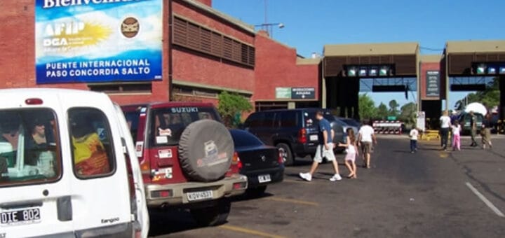 alt="Paso fronterizo de Salto Grande: extranjeros vacunados obtendrían un pasaporte sanitario de Uruguay"