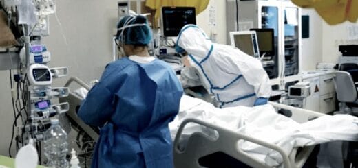 alt="en la imagen se ve a un paciente es asistido en una unidad de cuidados intensivos"