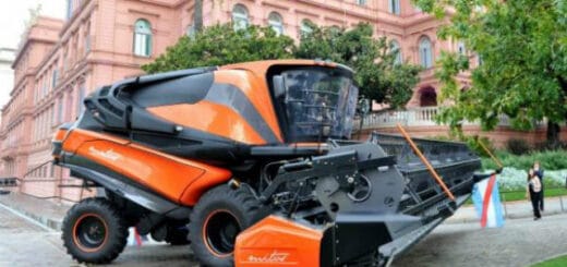 alt="en la imagen puede verse una cosechadora en exhibición"