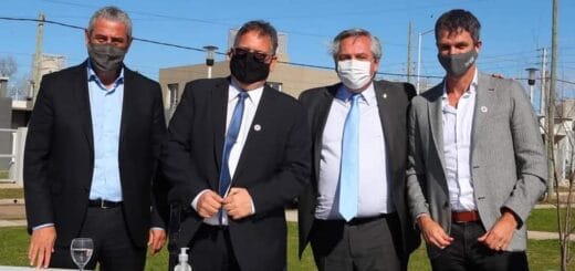 alt="El intendente Alfredo Francolini firmó el llamado a licitación en un acto del que participaron el presidente Alberto Fernández, el ministro Jorge Ferraresi y el titular del ENOHSA, Enrique Tomás Cresto"