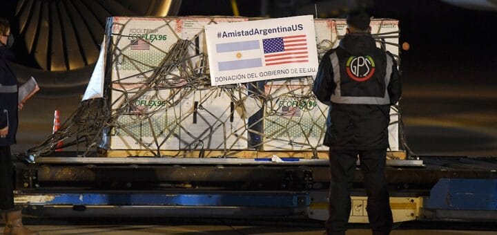 alt="El lote proveniente de Estados Unidos es una donación del gobierno de Joe Biden. Entre Ríos recibirá 27.300 dosis"