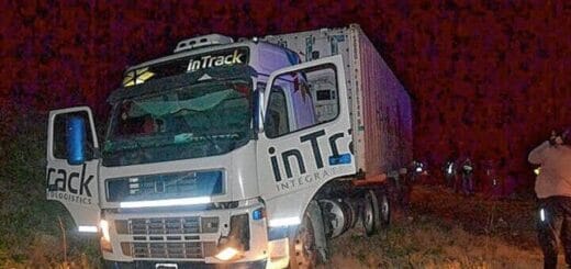 alt="en la imagen puede verse a una camión detenido sobre la banquina de una ruta"