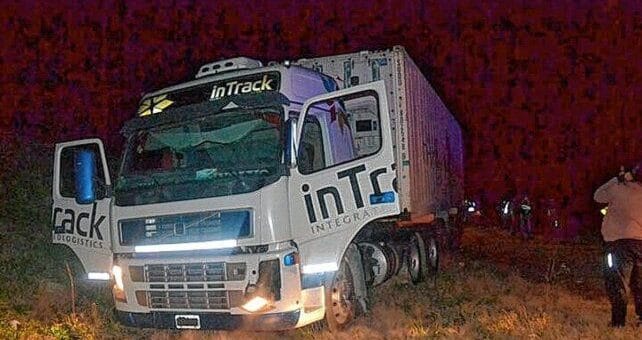 alt="en la imagen puede verse a una camión detenido sobre la banquina de una ruta"