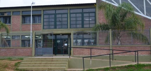 alt="en la imagen puede verse el frente de una escuela"