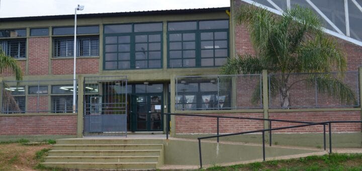 alt="en la imagen puede verse el frente de una escuela"