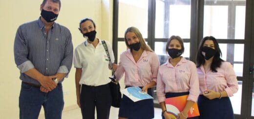 alt="El senador Armando Gay junto a la rectora y alumnas de la escuela NEA Siglo XXI"