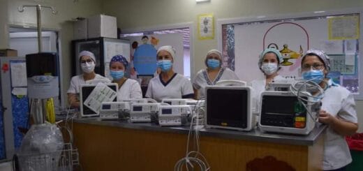 alt="en la imagen puede verse el equipamiento recibido para la sala de pediatría del hospital masvernat, detrás varias enfermeras"