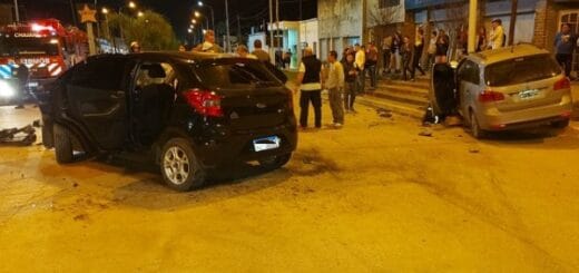 alt="en la imagen puede verse a dos automóviles que chocaron, uno subido arriba de una escalinata, detrás de ellos hay gran cantidad de curiosos y más atrás una autobomba de los bomberos"