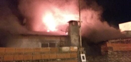 alt="en la imagen puede verse una gran cantidad de humo que sale de una vivienda"