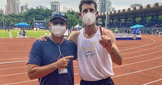 alt="El entrenador concordiense, Javier Benítez (izquierda en la fotografía), junto a Germán Chiaraviglio"