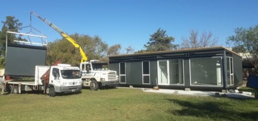 alt="Se trata de una edificación modular prefabricada, ensamblada en el lugar y bajo el sistema llave en mano”