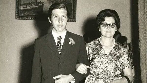 alt="Jorge Emilio Papetti en compañía de su madre"