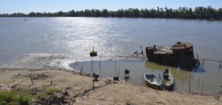 alt="La bajante del río Paraná ha hecho aflorar barcos hundidos que yacían en su lecho"