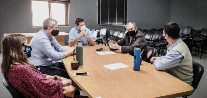 alt="En una reunión entre funcionarios de la CAFESG, la CARU y la provincia de Entre Ríos se evaluó establecer un sistema de vigilancia inteligente del río Uruguay y empoderar a los guías de pesca como guardafaunas para controlar la pesca ilegal"