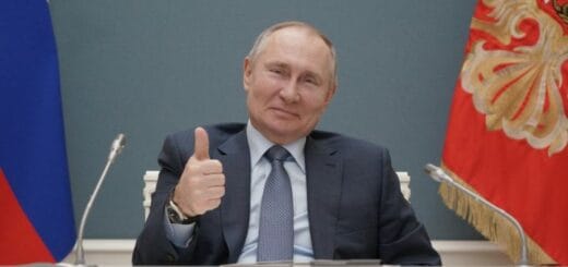 alt="en la imagen puede verse al presidente ruso vladimir putin con el pulgar derecho en alto"