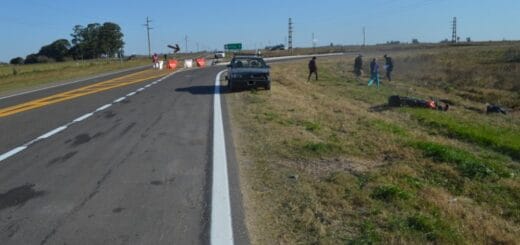 alt="el acceso a la autovía 18 dónde se produjo el accidente, puede verse el auto involucrado"