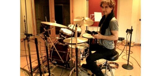 alt="en la imagen puede verse al músico fernando samalea tocando la batería"