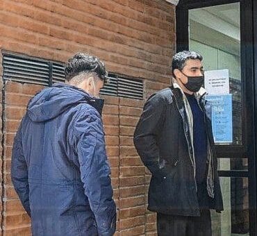 alt="este viernes se entregó el sospechoso y se presentó en los Tribunales de Paraná con su abogado, Claudio Berón"