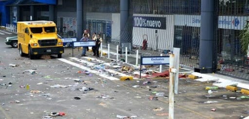 alt="El local de Carrefour, saqueado durante la sedición policial en Concordia"