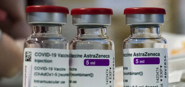 alt="en la imagen pueden verse tres viales de vacunas contra el coronavirus"