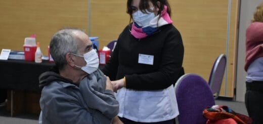 alt="en la imagen una enfermera vacuna a un hombre"