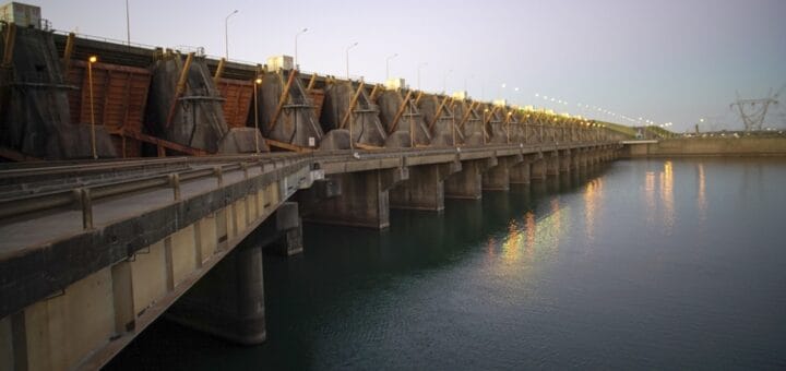 alt="La central hidroeléctrica más grande de la Argentina está generando en la actualidad por debajo de los 1.100 Mw"