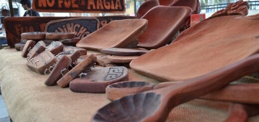 alt="en la imagen pueden verse cucharones, bandejas y tablas de madera"