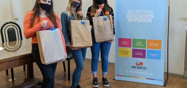 alt="Las tres nuevas becadas del Programa Emular de ASODECO"