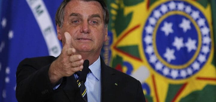alt="El presidente de Brasil, Jair Bolsonaro, convocó a la población a comprar fusiles para no ser esclavizados"
