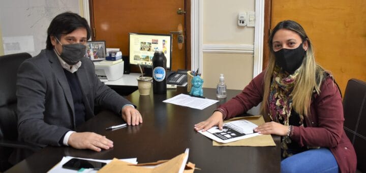 alt="El jefe de Gabinete municipal, Fernando Barboza, recibió en su despacho a Antonella Ragone, maestra mayor de Obras, quien coordina el taller de capacitación Manos a la Obra Mujeres”