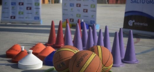 alt="en la imagen pueden verse conos, pelotas y otros elementos utilizados en distintos deportes"