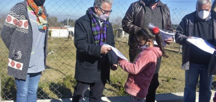 alt="El titular de CAFESG, Luis Benedetto manifestó hemos hecho una cantidad de guardapolvos que estamos distribuyendo en las escuelas tanto del departamento Federación como en el departamento Concordia"