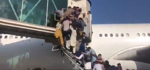 alt="Tras la toma del poder por los talibanes, miles de afganos entraron en pánico y tratan de abordar aeronaves que los saquen del país"