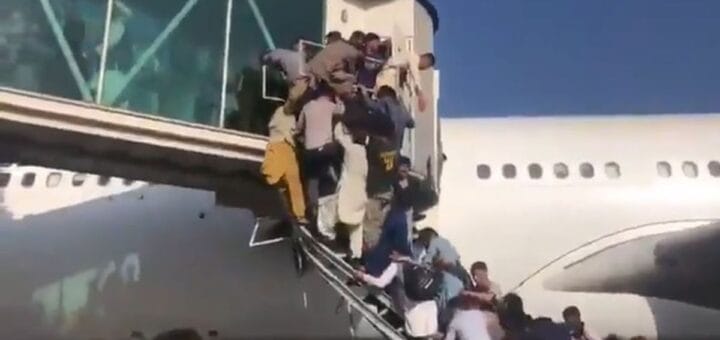 alt="Tras la toma del poder por los talibanes, miles de afganos entraron en pánico y tratan de abordar aeronaves que los saquen del país"