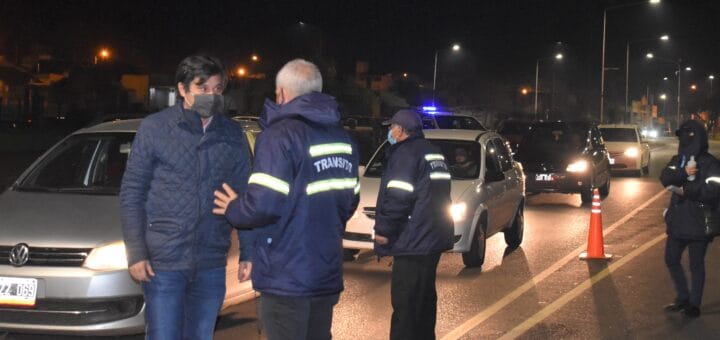 alat="en la imagen puede verse a personal de tránsito y policial realizando un control en la rotonda de Villa Adela"