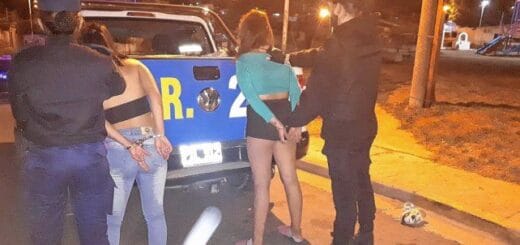 alt="Dos mujeres resultaron detenidas tras la denuncia de una joven apuñalada en Paraná"