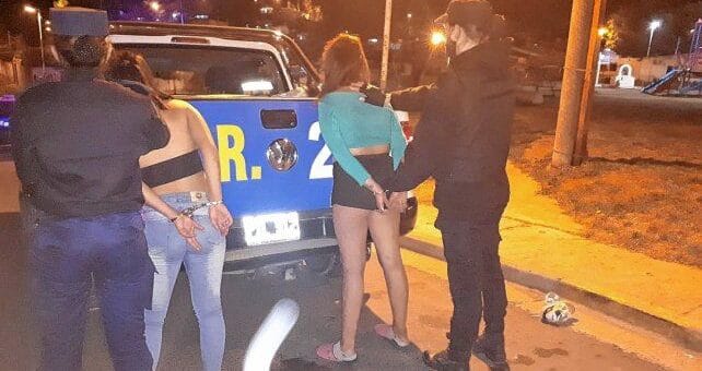 alt="Dos mujeres resultaron detenidas tras la denuncia de una joven apuñalada en Paraná"