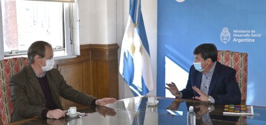 alt="El gobernador Gustavo Bordet mantuvo un encuentro de trabajo con el ministro de Desarrollo Social de la Nación, Raúl Arroyo, para compatibilizar los regímenes sociales con el trabajo temporario"
