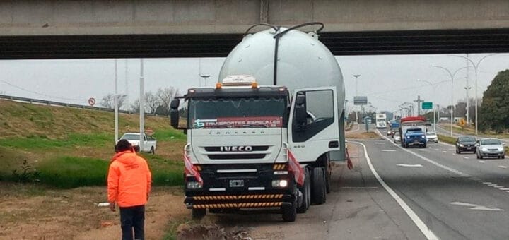 alt="El gran tanque no pudo cruzar y quedó atascado debajo de un puente en Rosario"