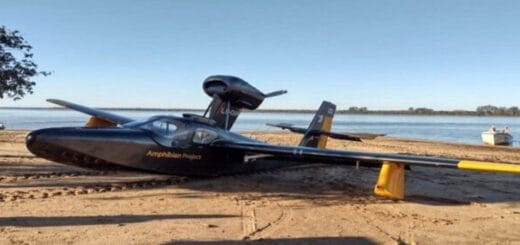 alt="en la imagen puede verse a un avión anfibio posado sobre una playa del río Uruguay"