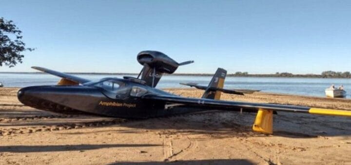 alt="en la imagen puede verse a un avión anfibio posado sobre una playa del río Uruguay"