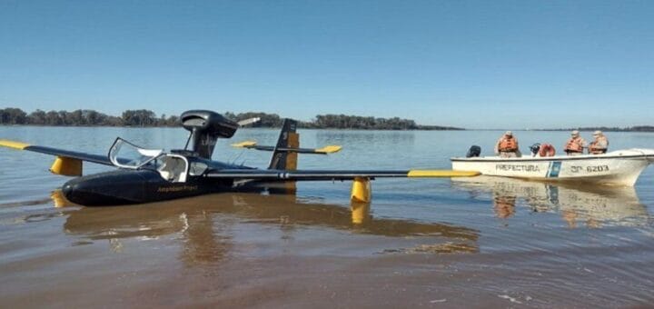 alt="en la imagen puede verse un avión anfibio en el agua del río Uruguay ya a personal de Prefectura en un bote, a unos metros de la aeronave"