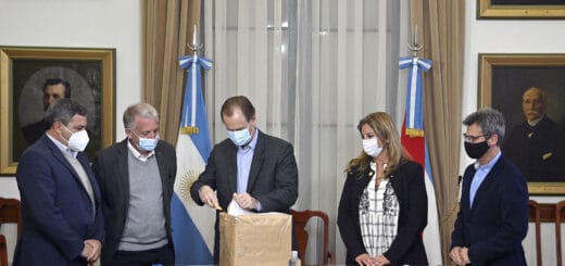 alt="El gobernador Bordet realiza la apertura de sobres con las ofertas para construir dos escuelas en Entre Ríos"