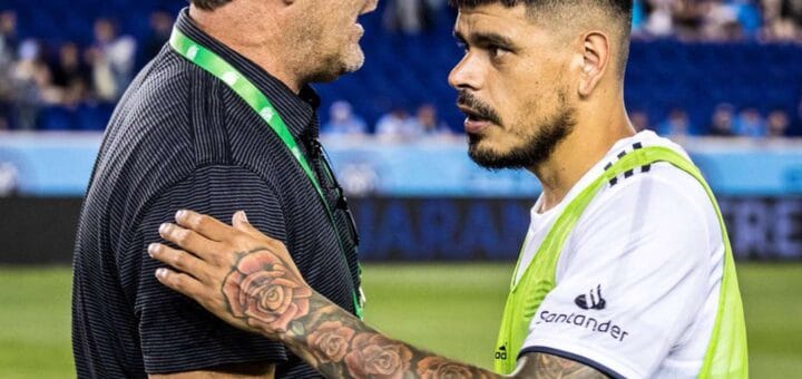 alt="Curt Onalfo, DT de New England, y Gustavo la Pantera Bou, delantero del equipo de la MLS"